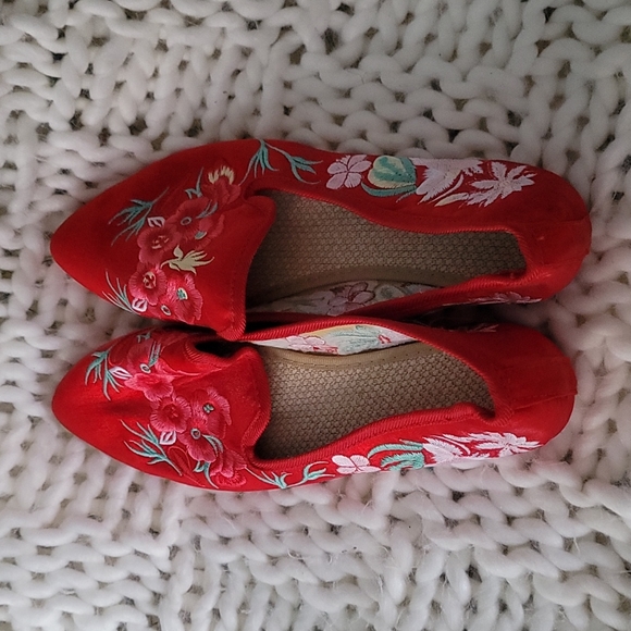 Red embroidered shoes - Picture 3 of 3